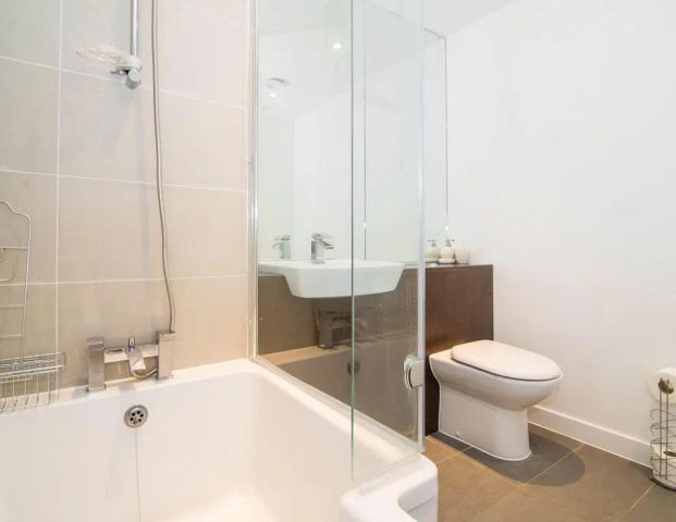 1 bedroom flat in Brentford - Photo 1