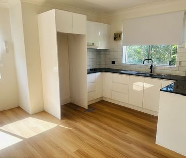 Freshly Renovated 2-Bedroom Apartment in Prime Location - Photo 2