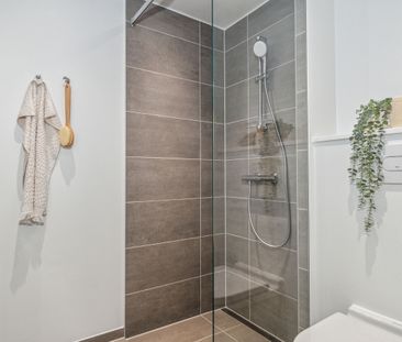 Rummeligt 3-etages rækkehus med to private terrasser og to toiletter - Foto 2