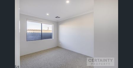 Stunning 4-Bedroom Rental House in Desirable Eglinton Suburb - Photo 4