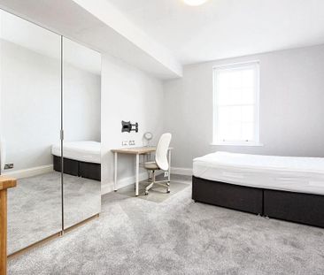 3 bedroom flat to rent - Photo 2