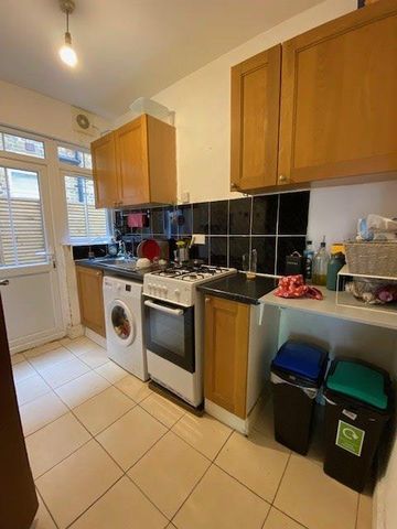 3 bedroom flat to rent - Photo 4