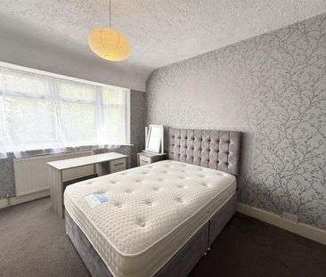 3 Bedroom House - Mid Terrace To Let - Photo 4