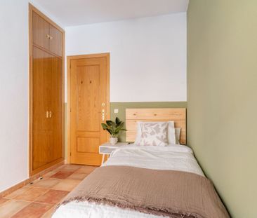 Cozy room with balcony in Cuatro Caminos - Photo 6