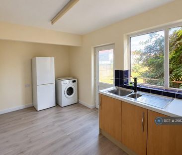 2 bedroom end of terrace house to rent - Photo 5