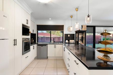 “Spacious Family Living on 715m² – Style, Comfort &amp; Convenience Await!” - Photo 5