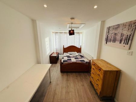 1 bedroom in a house share to rent - Photo 3