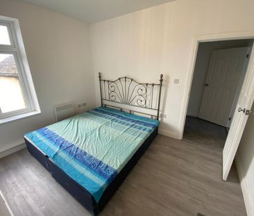£1,300 PCM, Newly Refurbished Two Bedroom Maisonette in Clare Road,... - Photo 3