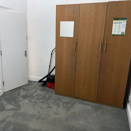 Room in a Shared House, Westbury Road Off Green Street, E7 - Photo 4