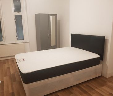 1 bedroom in a flat share to rent - Photo 3