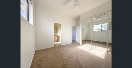 Airconditioned 3 Bedroom 2.5 Bathroom modern duplex with double car garage - Photo 5