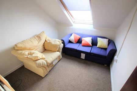 3 bedroom flat to rent - Photo 4