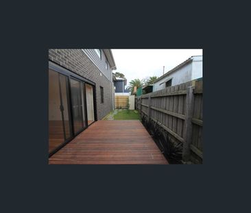 2/14 Blenheim Road, Newport, Vic 3015 - Photo 3
