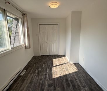 For Lease - 512 Mosley Street Unit# Whole House, Wasaga Beach, Ontario - Photo 1