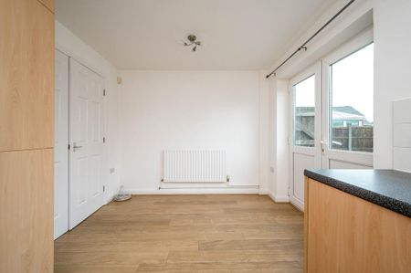 3 bedroom semi-detached house to rent - Photo 3