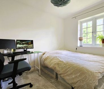 Guide Price £3,000 pcm - Available 01/06/2025 - Part Furnished - Photo 6