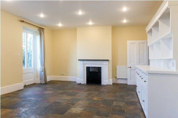 A detached period family house on the edge of village in North Oxfordshire. The property benefits from light, well proportioned rooms. A commercial unit is also available by separate negotiation. - Photo 1