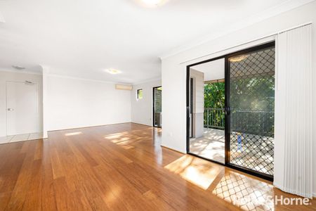 Stylish 3-Bedroom Apartment in Prime Location - Photo 2