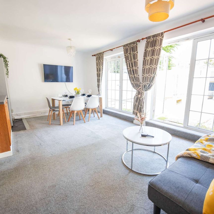 Castle Road Room 2 - Photo 1