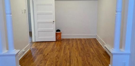 5 1/2 à louer métro Cadillac - Photo 2