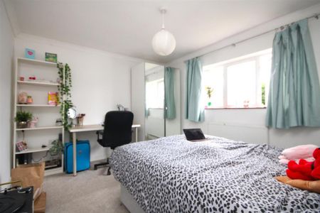 4 bedroom semi-detached house to rent - Photo 4