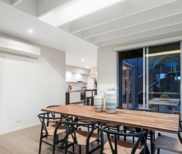 New York-Style SOHO Residence with Separate Loft in Prime Varsity L... - Photo 6