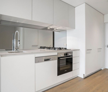 Positioned in the vibrant heart of Essendon, this stylish apartment... - Photo 1