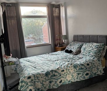 Room in a Shared House, Caletock Way, SE10 - Photo 4