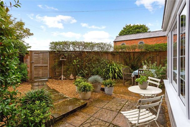 Beautiful three bedroom cottage in the countryside with town conveniences. - Photo 1