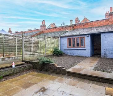 2 bed House - Mid Terrace To Let - Photo 3