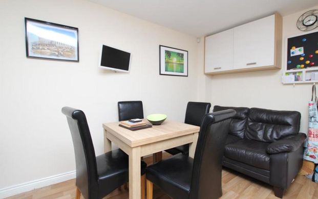 A fantastic 5 bedroom student house in Cheswick Village, a stones throw form UWE. Offered on a furnished bassis. Bills excluded (however, internet is included!). Available August 2026 - Photo 1