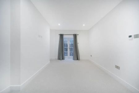 3 bedroom maisonette in London - Photo 2