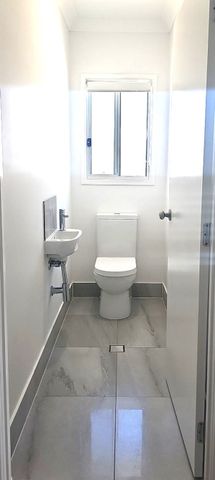 3 BED 2BATH TOWNHOUSE WITH FULLY DUCTED AIR-LAWNED BACKYARD OVERLOOKING PARK - Photo 2