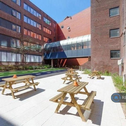 1 bedroom in a flat share to rent - Photo 1