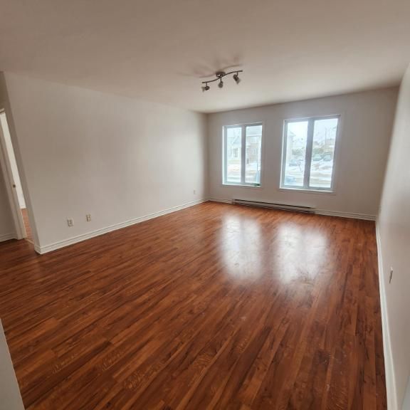 Grand 4 ½ style condo fraichement peinturé Repentigny - Photo 1