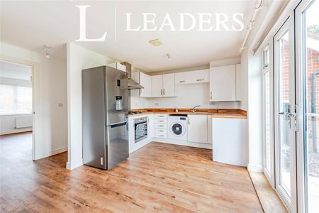 3 bedroom house to rent Wimblehurst Road, Crawley, RH10 - Photo 3