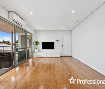 Modern 1st Floor Apartment! - Photo 1