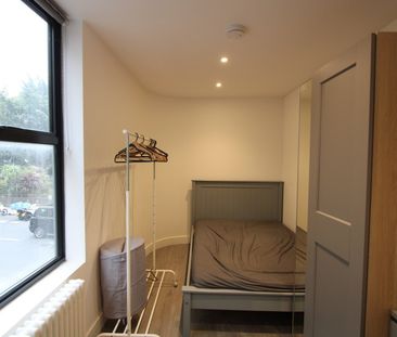 1 Bed Flat, Parkgate Road, SW11 - Photo 2