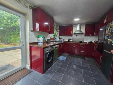 1 bedroom in a house share to rent - Photo 5