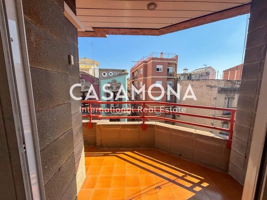Spacious 4-Bedroom Apartment With A Balcony On Gran de Gracia - Photo 1