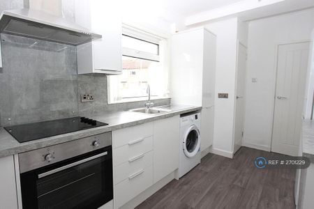 2 bedroom semi-detached house to rent - Photo 4