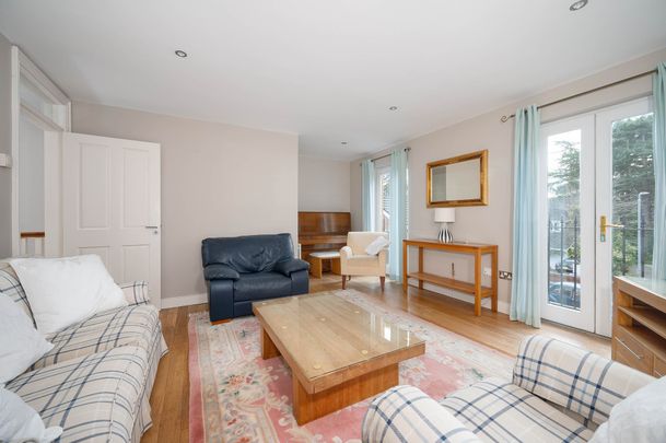 Apartment 3 Lily Court, 14a Deramore Park South, Belfast, BT9 5JY - Photo 1