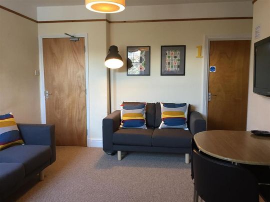 1 bedroom in a house share to rent - Photo 1