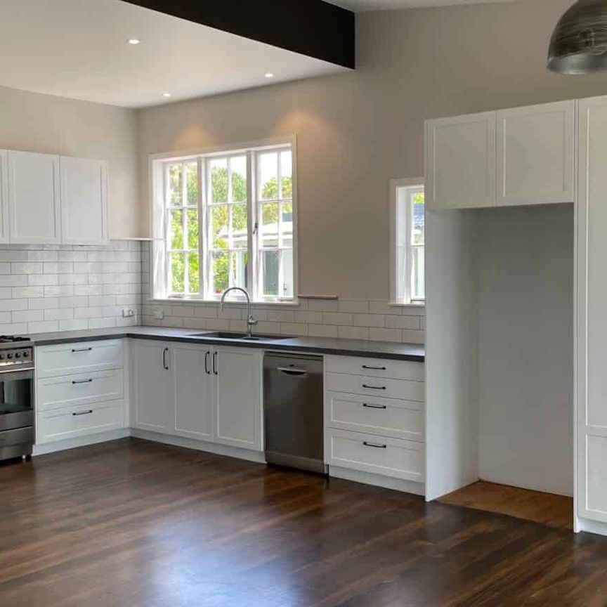 Beautiful modern home with rustic charm and Po... - Photo 1