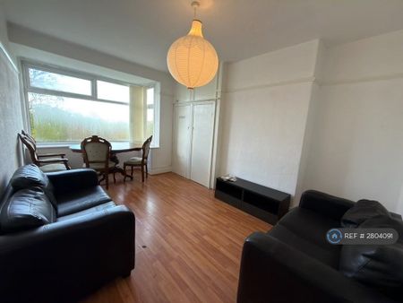 2 bedroom flat to rent - Photo 2