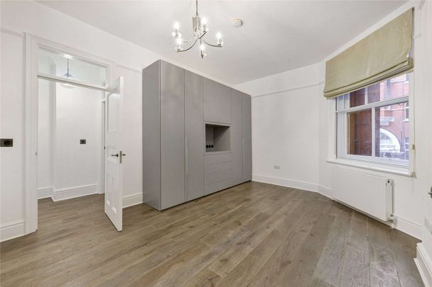 Beautifully refurbished 4 bedroom, 2 bathroom apartment, enviably located in the heart of Westminster. Situated in a beautiful mansion block with porter. - Photo 1