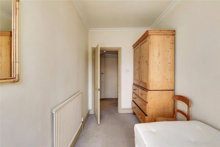 2 bedroom flat in London - Photo 2