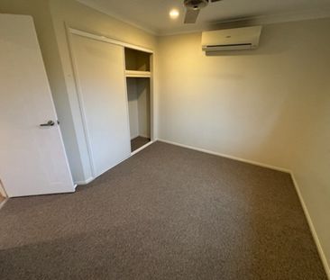 Large Modern 4 Bedroom Home - Photo 2