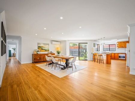 Stunning Family Residence - Photo 2