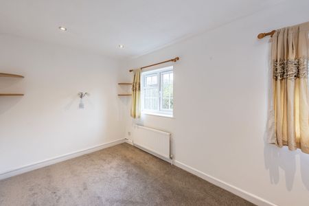 Available unfurnished now - Photo 4